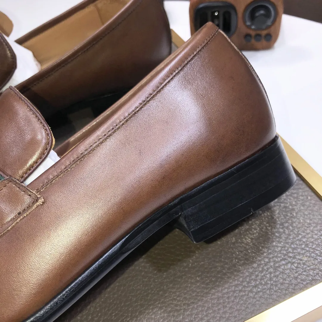 Factory batch 500💰Italy’s top luxury men’s shoe giant (GUCCI) (Gucci) (full cowhide lining) new arrival🍃Original European style🔰 Pleasant to the eye😍In order to make the shoes more durable and non-deformable🌀The production continues to follow traditional methods but there is still no lack of innovation💪The original sheepskin is selected for the leather♻️Smooth, natural and extra bright⭐Made of imported cowhide The rich man’s first choice 38-45 (45 customized)